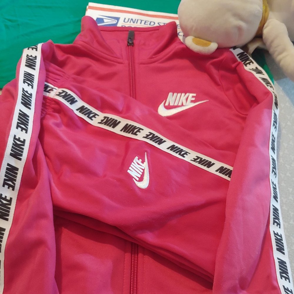 NIKE  (GIRL'S )  (size 5/6 )PINK JOGGING SUIT